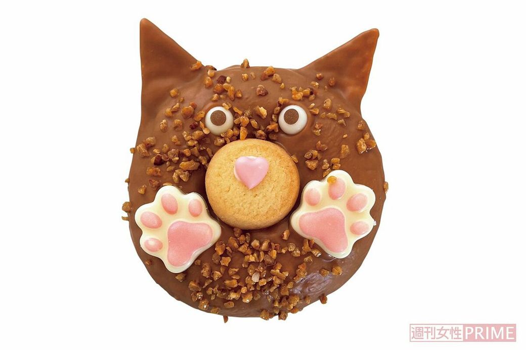 肉球デコがニャンとも愛らしい♪『ネコのぶーちゃんドーナツ』／QuatreCafe&Donut 猫モチーフのドーナツは、キャラメルチョコをベースにアーモンドプラリネをトッピング。「甘すぎず、すっきりした味わいが特徴です」／453円 10cm（写真：週刊女性PRIME）