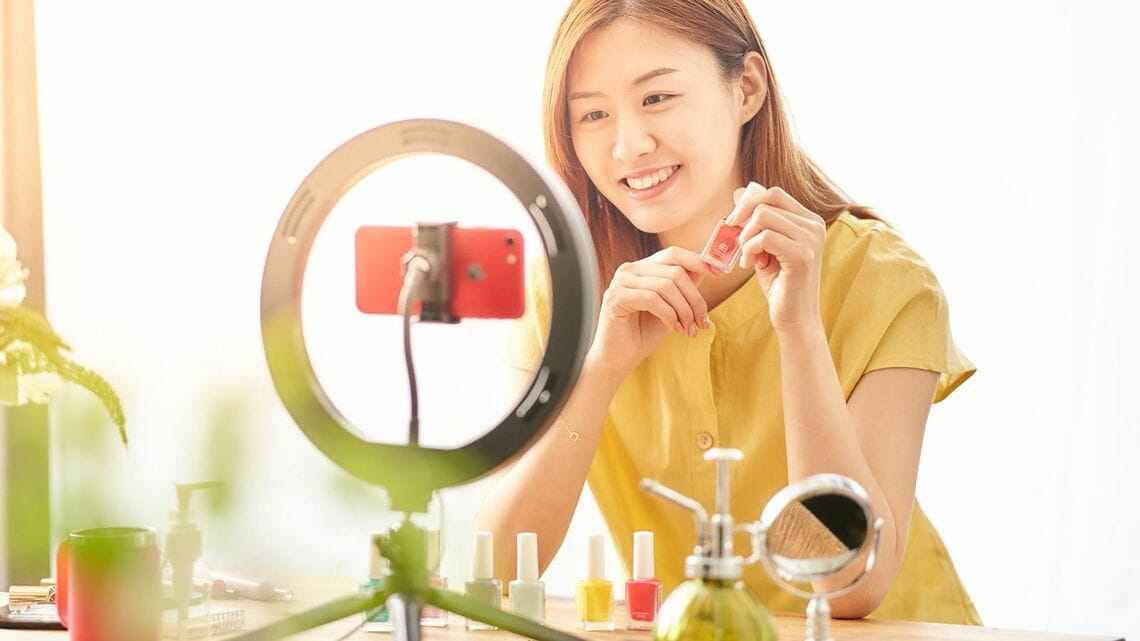 SNSでコスメを紹介する動画を発信する女性