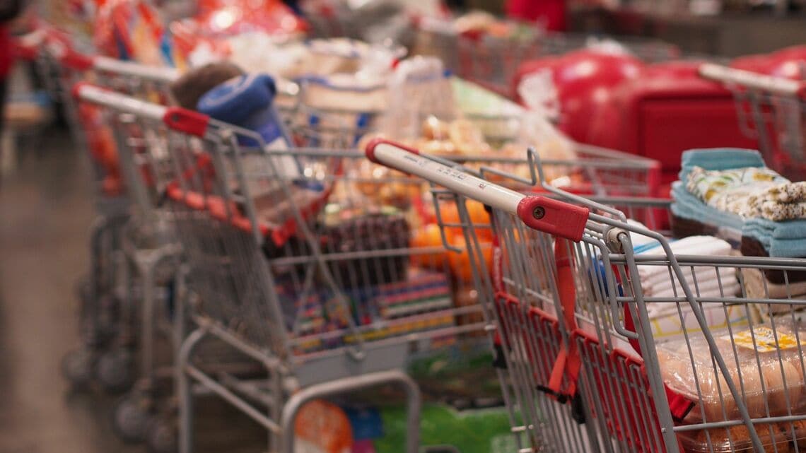つい「まとめ買い」をしたくなる心理について解説します(写真:kanna Spring/PIXTA)