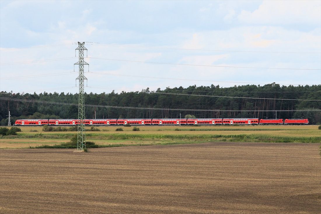 ヴェリム試験線で試運転を行う、ドイツ鉄道の新型2階建て客車。超低速で運転され、発進と停止を繰り返していた＝2020年8月（筆者撮影）