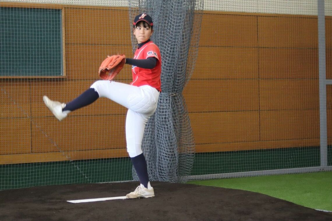 屋内のブルペンで「ラプソード」による計測（写真：筆者撮影）