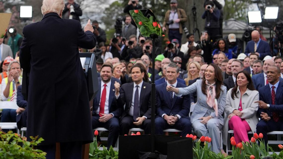 まるでパーティ会場のような雰囲気だった4月2日のトランプ大統領の相互関税発表。「資本主義の終わり」を目の当たりにしているのだろうか(写真:AP/アフロ)