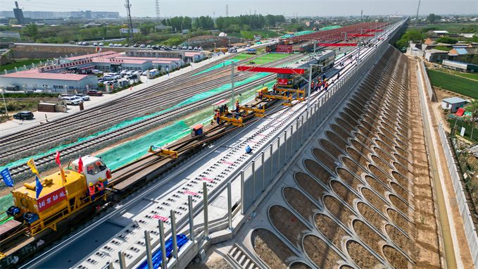 中国政府は景気対策の観点からも高速鉄道の新線建設に力を入れる。写真は陝西省の西安と延安を結ぶ高速鉄道の建設現場（中国鉄道建築集団のウェブサイトより）