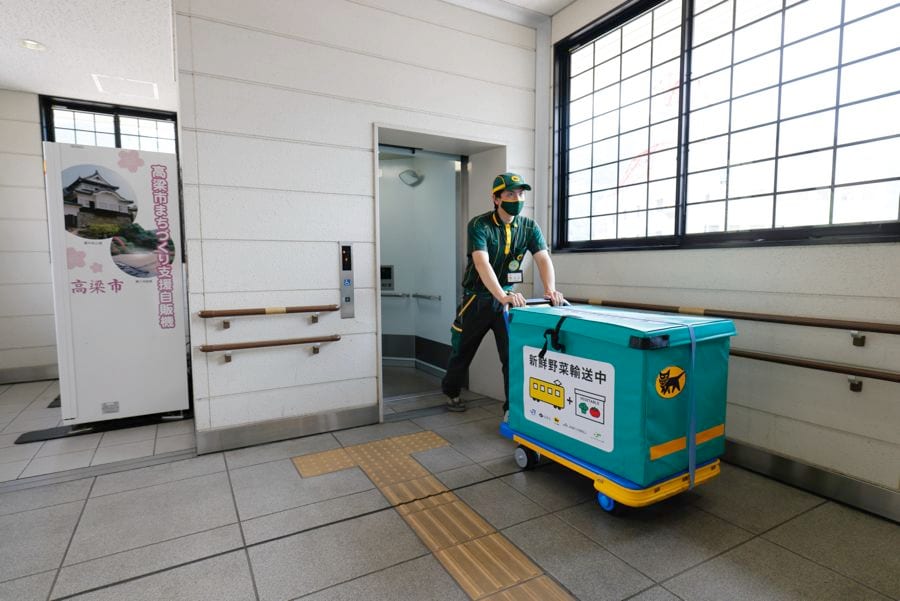 駅のエレベーターは荷物向けではないため、やや小さい（写真：村上悠太）