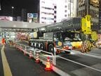 宮益坂下交差点の手前で待機する大型のクレーン車