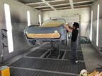 手作業で行われる「ロックスター」の塗装工程
