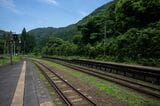 青い空、緑濃い森、駅のホーム。これぞ夏の田舎といった旅情を感じる（写真：筆者撮影）