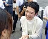 聴衆と握手を交わす蓮舫氏（27日午後､東京都内で）＝山崎崇史撮影