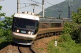 篠ノ井線内を走る383系「しなの」（撮影：南正時）