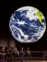 ビジュアル気候センターの科学地球儀「Science On a Sphere® （略称：SOS）」。現在は日本の東松島市にある「ディスカバリーセンター」でも見ることができる（写真：Fish Photo 笹谷耕二郎氏提供）