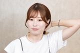 前髪のセットの仕方を解説するAYAMARさん