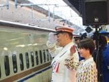 「かがやき501号」の出発式には石川県出身の俳優、浜辺美波さんも出席。東京駅長とともに発車合図をした=2024年3月16日（記者撮影）