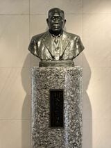 ジョイナス屋上「ジョイナスの森彫刻公園」へのエレベーターホールに設置されている川又貞次郎の胸像（筆者撮影）