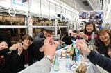 車内で乾杯。日本酒好きな鉄道ファンにはたまらない一瞬だろう＝2023年11月（撮影：伊原薫）