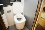 トイファクトリーが展示していた新型ポータブルトイレ「クレサナ」（筆者撮影）