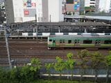 JR川口駅。京浜東北線（奥）にはホームがあるが手前の上野東京ラインなどにはホームがなく列車は通過する（記者撮影）