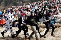 米コロラド州､｢冷凍保存遺体｣祭りで大騒ぎ 霊柩車パレード､棺運び競争で盛り上がる