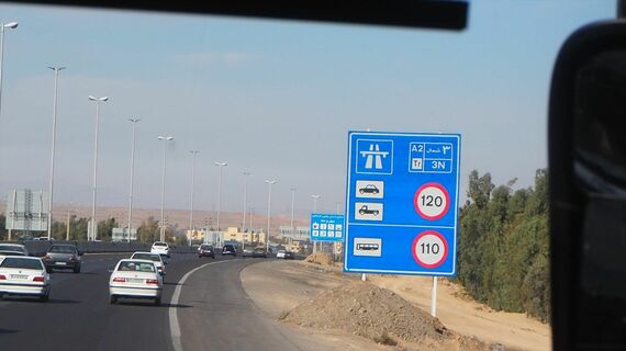 イラン高速道路の3号線で見た最高速度の標識。この路線はアジアハイウェイ2号線でもある（筆者撮影）