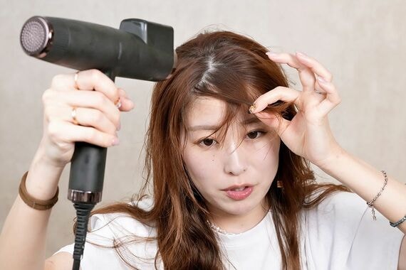 前髪のセットの仕方を解説するAYAMARさん