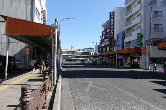 蕨駅の西口駅から伸びる通り