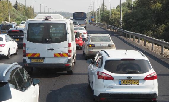 これはエルサレムへ向かう高速道路だが、テルアビブへ向かう高速道路でもこのような渋滞にみまわれた（筆者撮影）