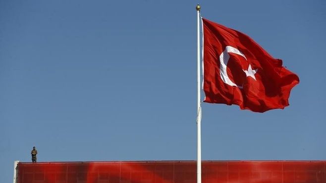 トルコは民主化と独裁の分岐点に立っている