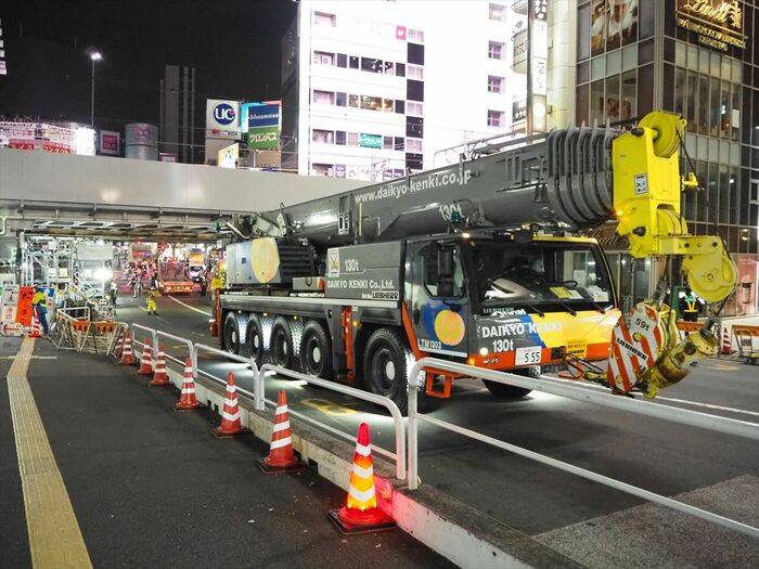 宮益坂下交差点の手前で待機する大型のクレーン車