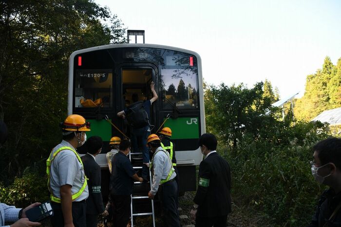 避難はしごを使って列車から下車する様子