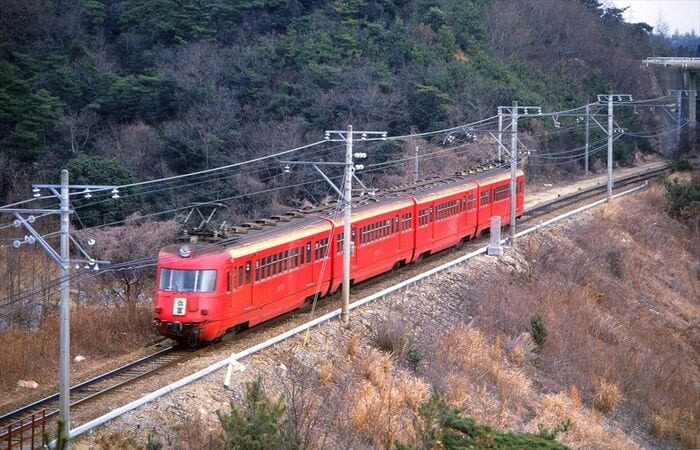 3400系は床下をスカートで覆ったスマートな外観だった