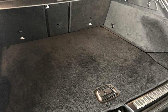 荷室もけっこう広くゴルフにも使えそう