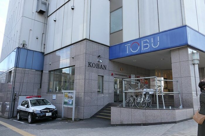 一角に交番がある。階段を上がると