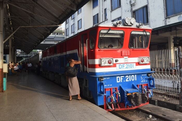 長距離優等列車の主力、中国中車製DF2000形機関車