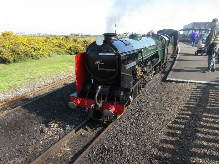 ホーム上の人と比べると大きさがわかる