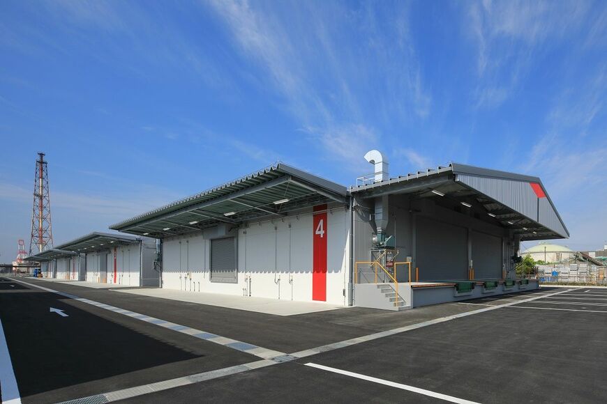 山九は倉庫も比較的、自前主義でやってきた。写真は関西最大級の危険物倉庫群「関西ケミカルセンター」（写真：山九）