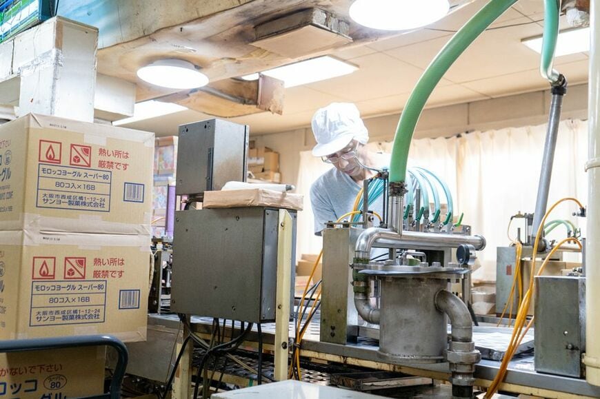 池田さんは、しばしば故障する旧式機械と日々格闘している（写真：筆者撮影）