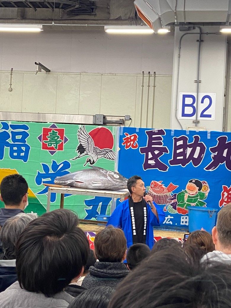 横浜中央卸売市場のマグロ解体ショー 葉山女子旅きっぷは全区間で途中下車が可能なので、横浜での寄り道も可能だ（筆者撮影）