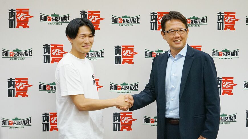 3年生の大武さん（左）は仲間と共にプロジェクトを進行中。2023年5月に仲間と開催した記者会見には元ヤクルトスワローズの古田選手が応援に駆けつけた（写真：武蔵野大学提供）