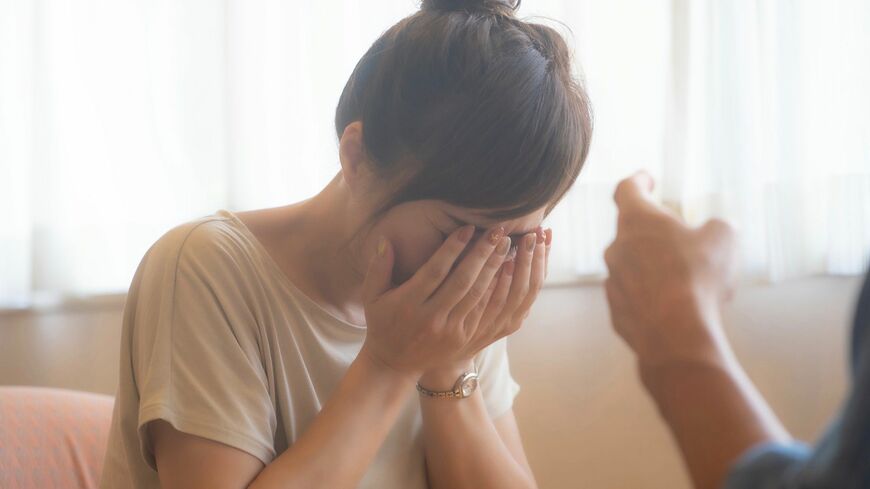 モラハラ夫は一見優しく、周囲からは「幸せですね」と言われるが…（写真：buritora／PIXTA）