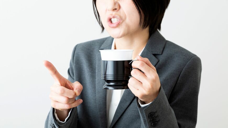 職場の人間関係は、ある日突然亀裂が入ることもしばしば……。攻撃をかわすにはどうしたらいいでしょうか（写真：freeangle／PIXTA）