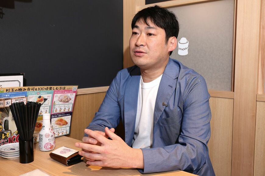 取材に応じるF&LI 執行役員・奥本哲士氏。杉玉1号店の西宮店では店長を務めていたそう（撮影：尾形文繁）