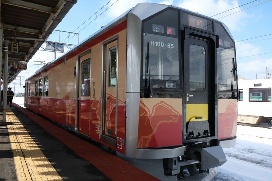 日高本線ラッピング車両のH100-85。胆振の馬と恐竜をデザインしている（筆者撮影）