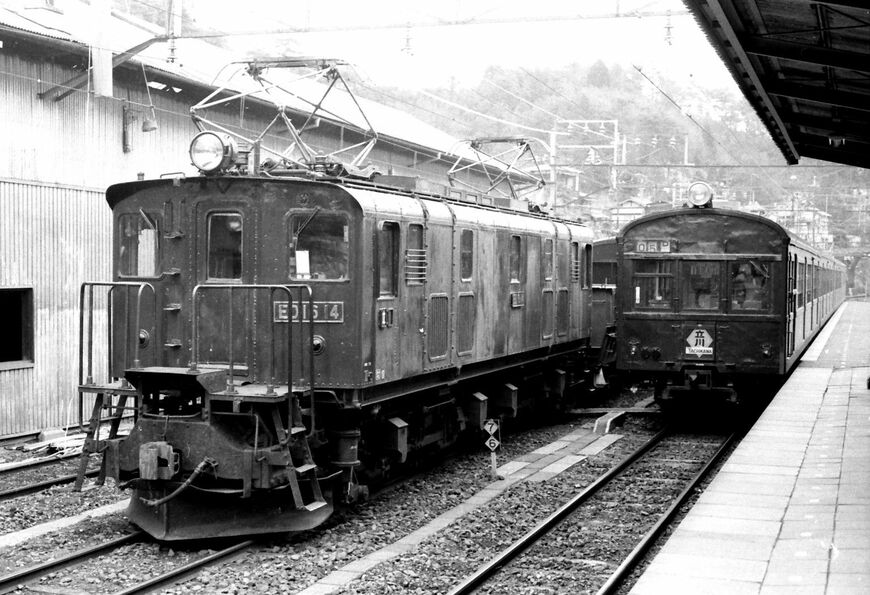 ED16形と当時の青梅線の主力、72系電車が並ぶ（撮影：南正時）