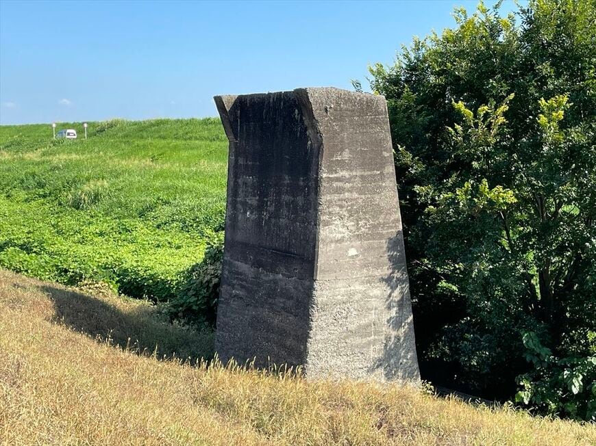 実現せずに終わった延伸計画の跡。利根川北岸の堤外に1基だけポツンと残された橋脚（筆者撮影）