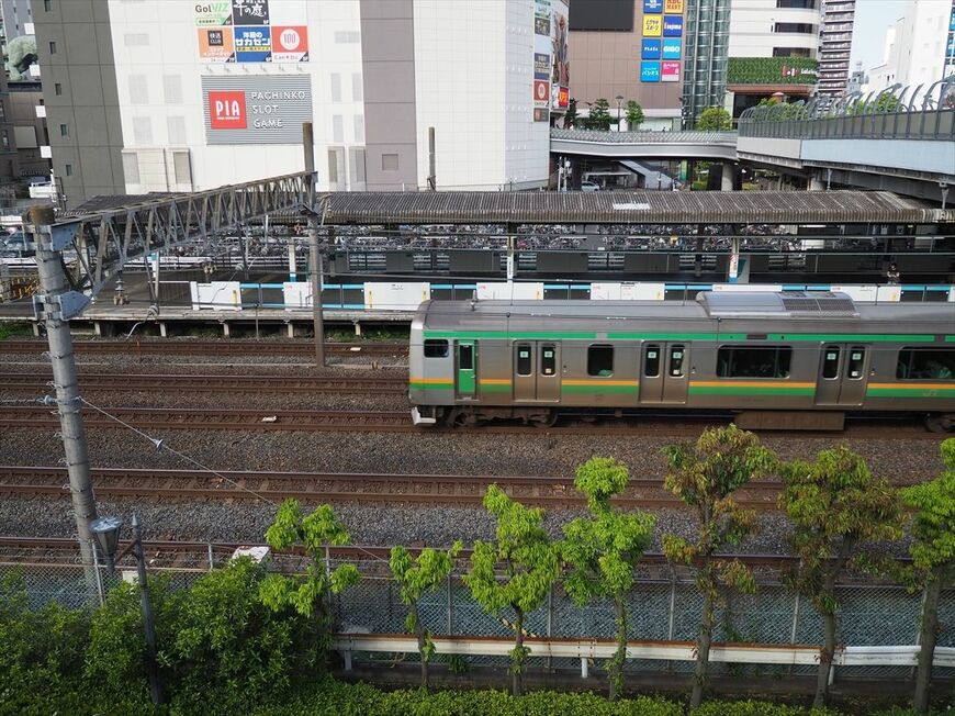 JR川口駅。京浜東北線（奥）にはホームがあるが手前の上野東京ラインなどにはホームがなく列車は通過する（記者撮影）