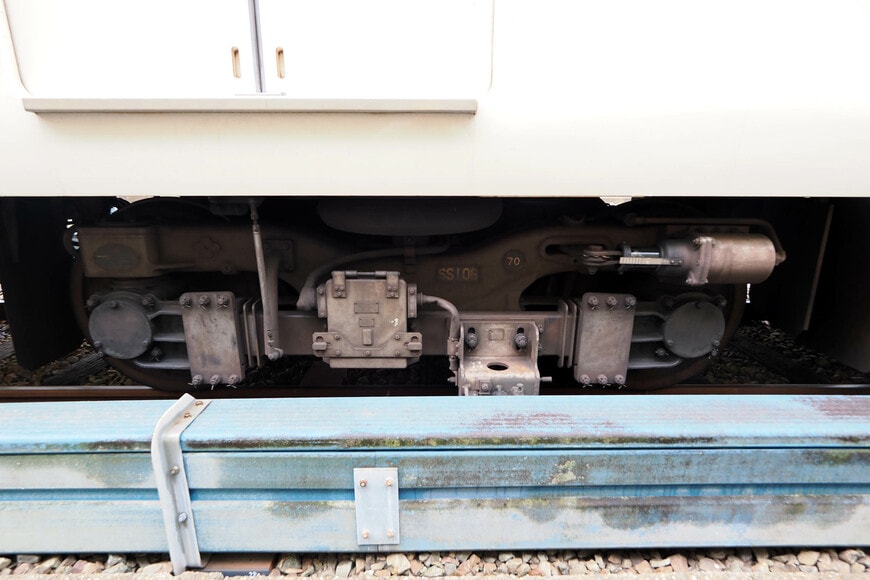 8000形の台車部分。一部は集電装置を装備する（撮影：伊原薫）