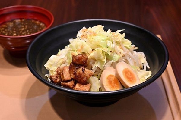 名前からして不思議なメニュー、「野菜マシモリ郎そば（そば倍盛）」（税込1000円）。そばは野菜にも意外に合う（撮影：風間仁一郎）
