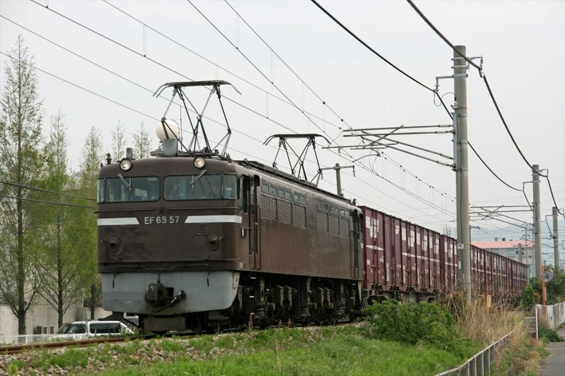 EF65 57が牽引する貨物列車