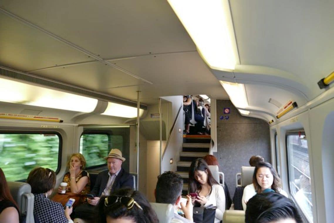 カナダの2階建て通勤列車車内。ゆったりした通勤風景だ
