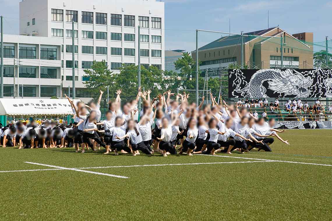 女子生徒がポーズを決めている様子