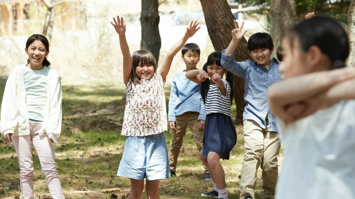 外遊びをする子どもたち